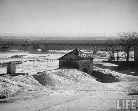     
: Old fort of Tighina on the Bessarabian_February 1940_1.jpg
: 849
:	175.8 
ID:	6177